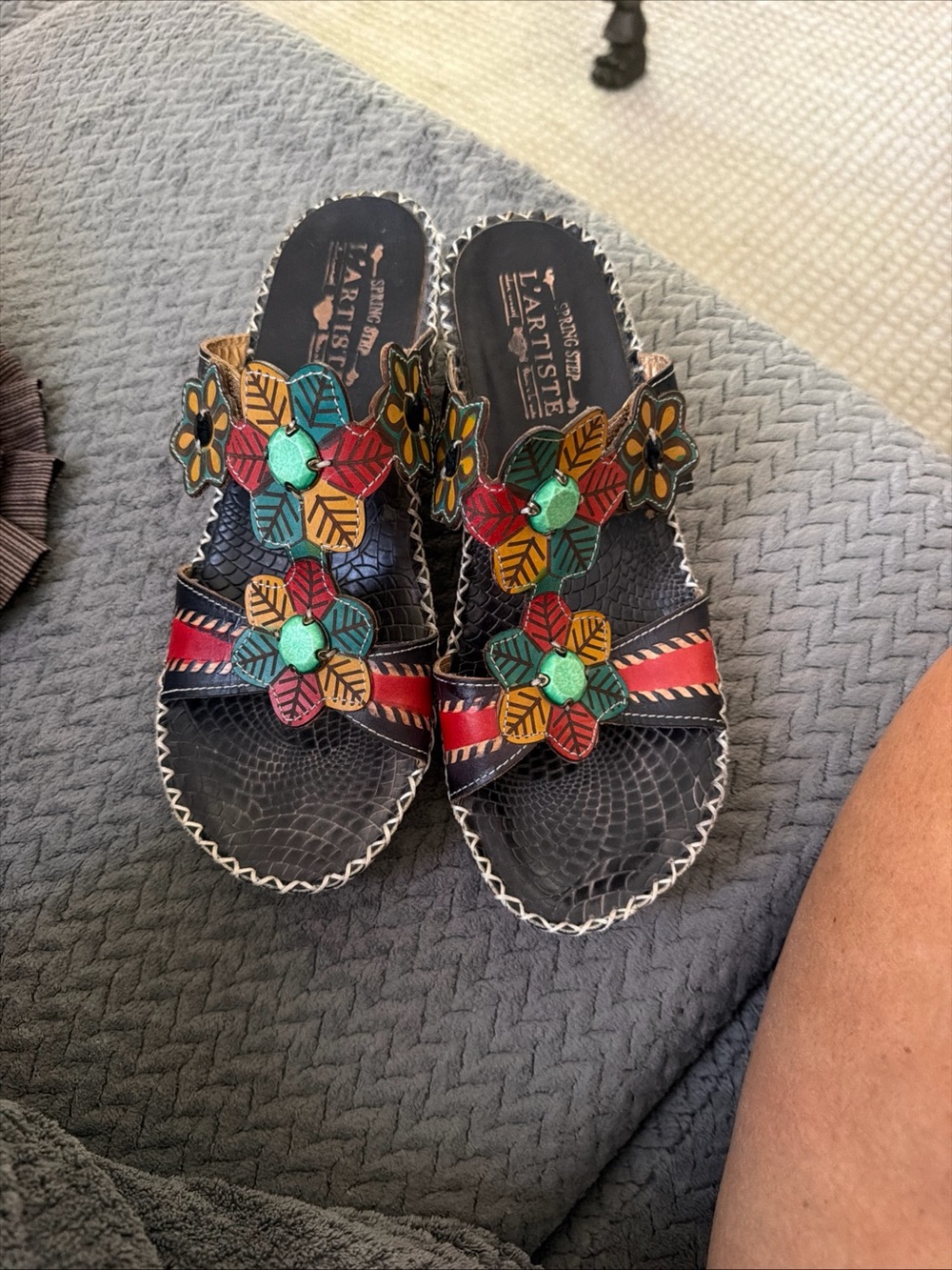 L'Artiste by Spring Step Size 8 Edrea Black Leather Wedge Sandals Floral